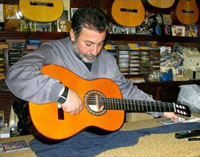 Miguel Ángel Rodríguez con una guitarra Pedro de Miguel Miguel Ángel Rodríguez con una guitarra Pedro de Miguel